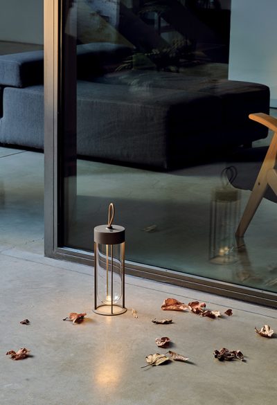 in vitro unplugged table starck flos F018E product life 01 571x835 2